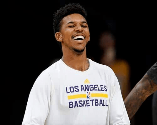 斯洛特两度弃用萨拉赫收奇效，利物浦四场不败迎欧冠胜利（斯洛特两度雪藏萨拉赫见奇效，利物浦四战不败斩获欧冠胜利）