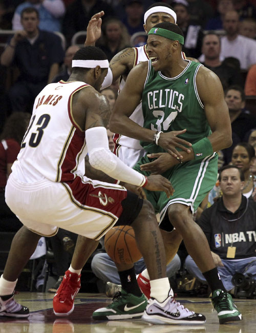 美媒对全明星预测：詹姆斯连续21年纪录被中断 狄龙比布克更值得（美媒预测全明星：詹姆斯21年连选纪录或终止，狄龙比布克更有资格）