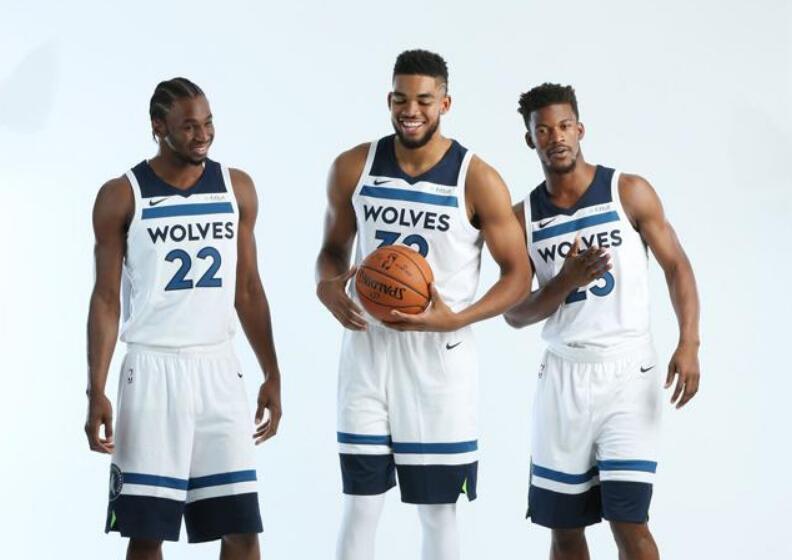 范德彪海斯沟通失误，太阳趁机暴扣得分（范德彪与海斯沟通不畅，太阳抓住机会暴扣得手）