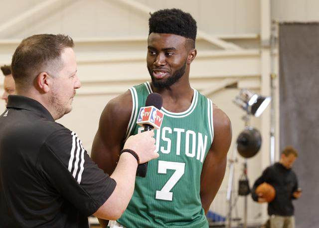 暖心，赫伊森和居莱尔赛前列队时把外套脱给球童以抵御寒冷（暖心一幕：赫伊森与居莱尔赛前将外套递给球童御寒）