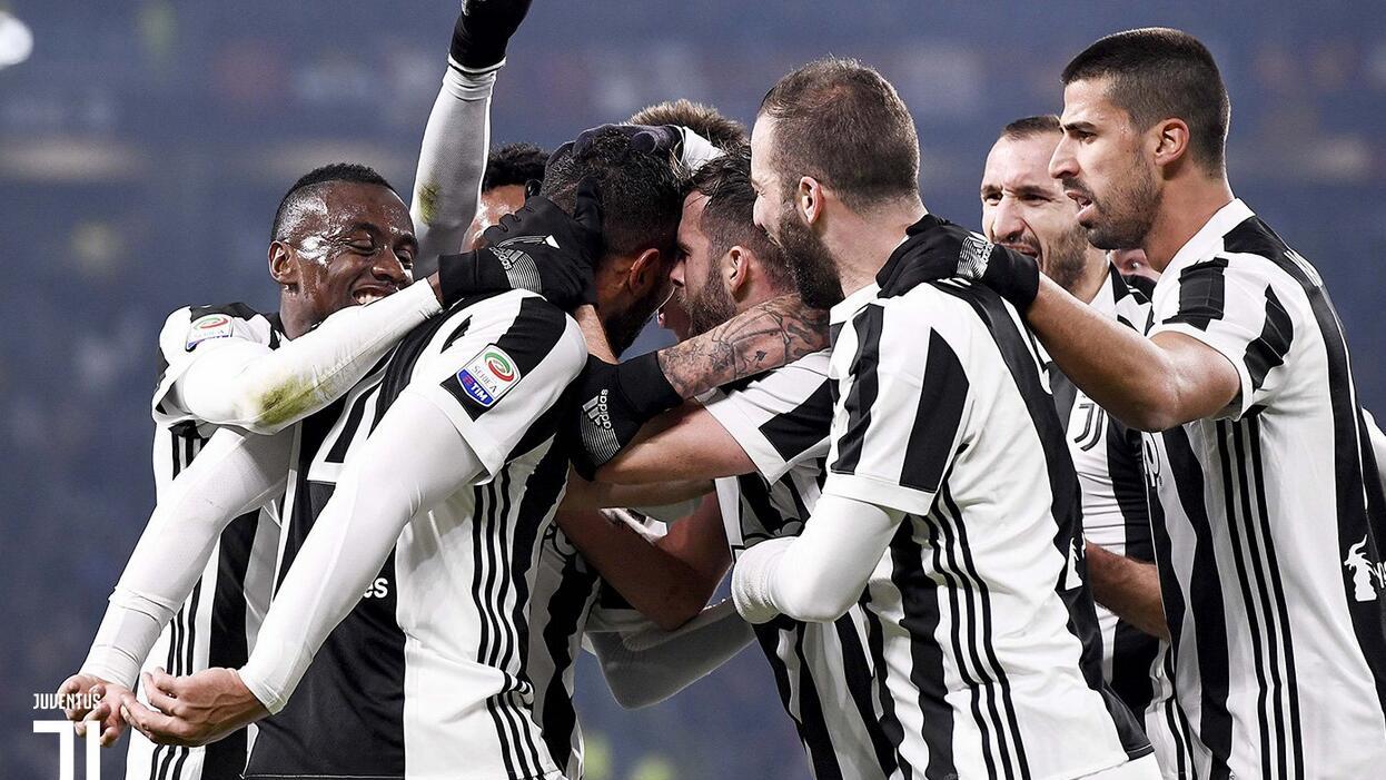 穆斯卡特获赠定制竹刻画像，印有本人形象和冠军奖杯（穆斯卡特获赠定制竹刻肖像，镌刻本人形象与冠军奖杯）