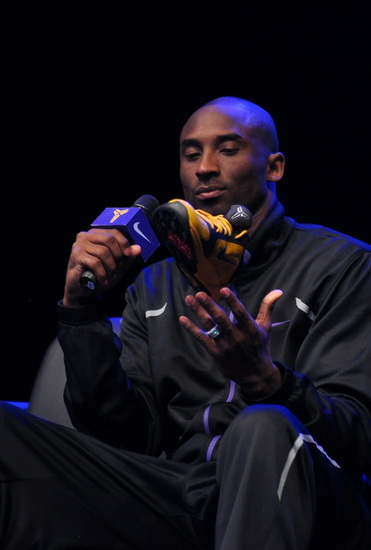 王浩然三分线外11投仅2中，效率低下的表现引发讨论（王浩然外线手感不佳：11投仅2中引发热议）