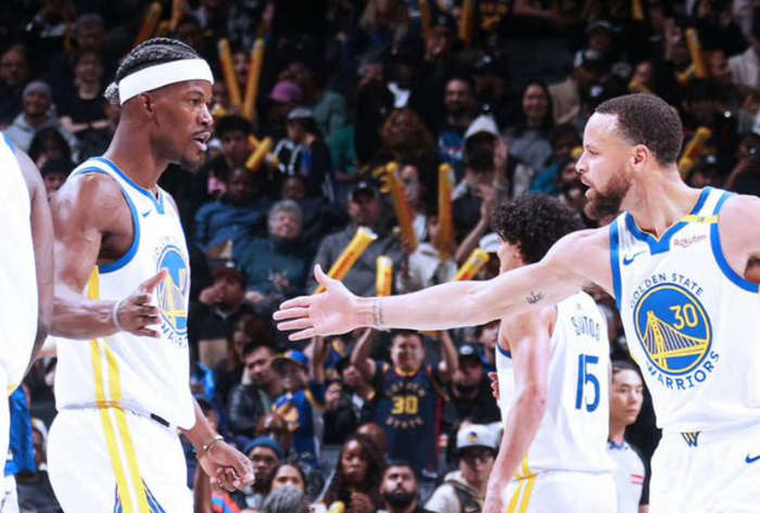 科克获赠马竞700场里程碑纪念球衣，并与全队合影留念（科克获马竞700场里程碑纪念战袍，全队合影致敬）