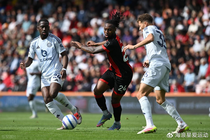 决胜局1扣3拦成奇兵！1.82米超星身体素质爆炸 二传主攻接应都能打（抢五局1扣3拦成制胜关键！1.82米超新星运动能力爆表，可胜任二传、主攻、接应）