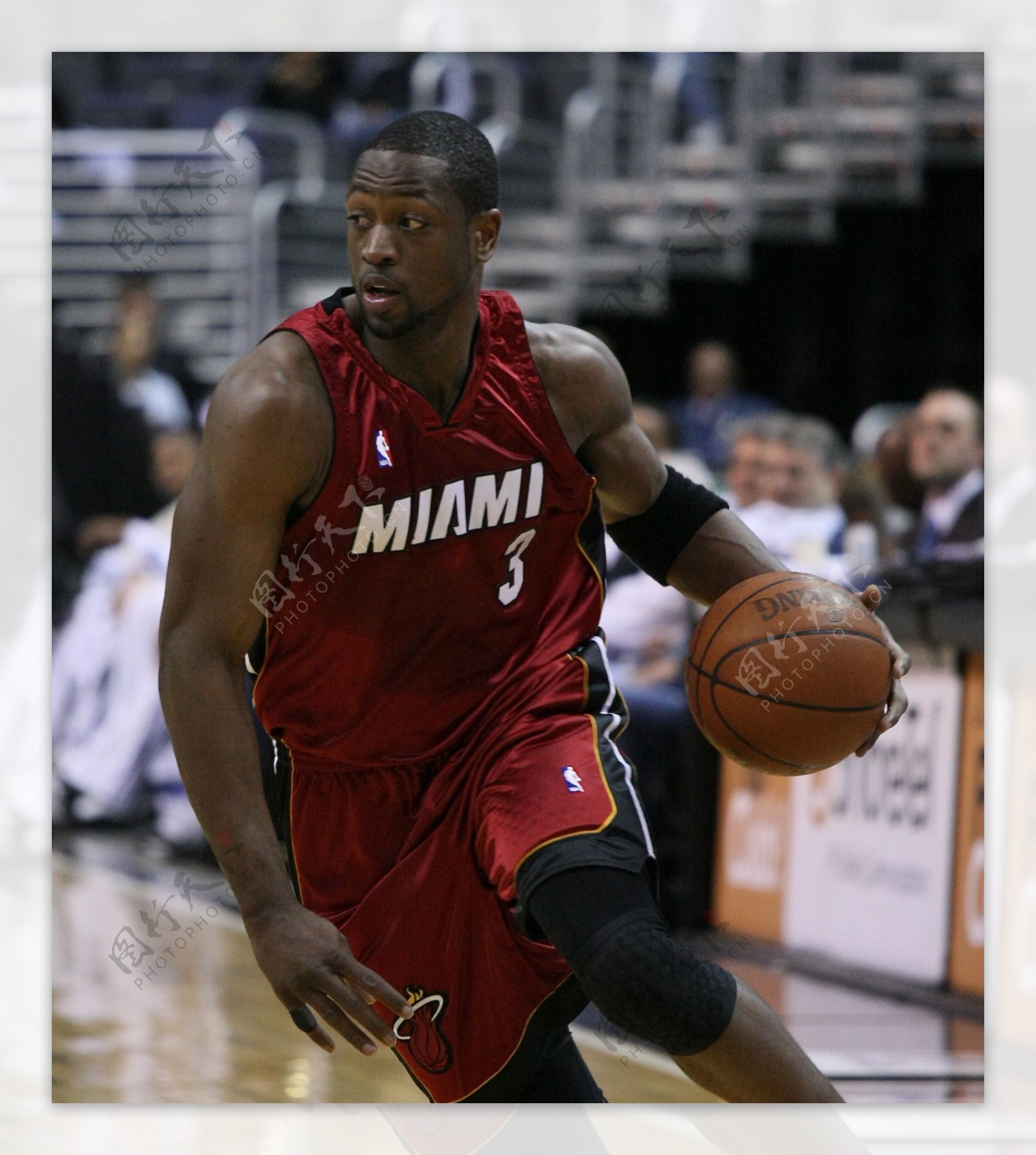 阿尔维斯再度现身宗教场合，拿起麦克风向信徒们传教（阿尔维斯再现宗教活动现场，手持麦克风向教众布道）