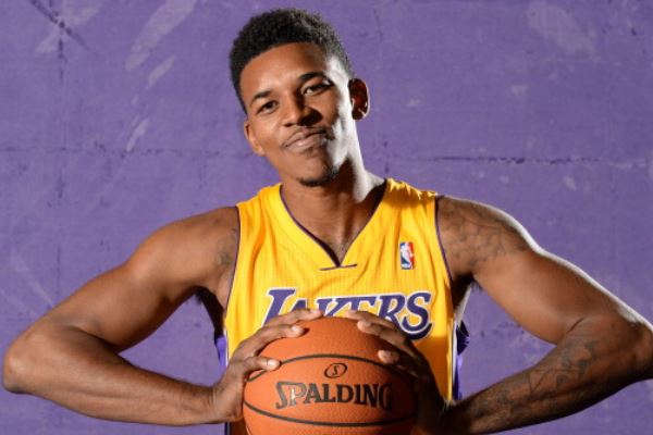 女生在校内打篮球技法惊人，男同学现场沸腾被实力圈粉（校园女生篮球技术爆表，男生现场欢呼纷纷被圈粉）