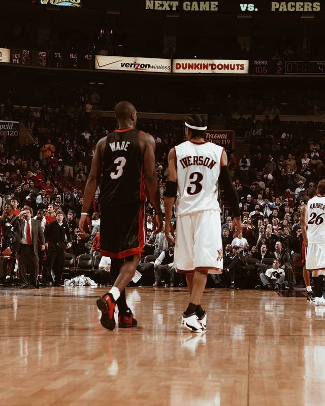 欧文突破防守助攻制胜（欧文强突妙传送出制胜助攻）