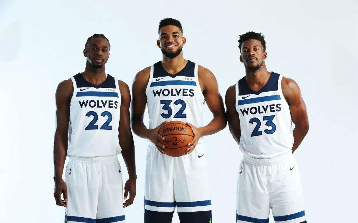 罗马主帅临场指挥获赞（罗马主帅场边调度获好评）