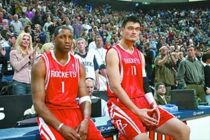 足球国足后防双塔表现稳固（足球国足后防双中卫稳健发挥）