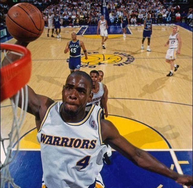 斯基拉：一家英超俱乐部询问了米兰前锋圣地亚哥的信息（斯基拉：英超某队打听米兰前锋圣地亚哥情况）