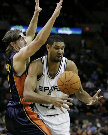 曼联明年还将不得不花巨资买人。（曼联明年仍难免砸重金引援）