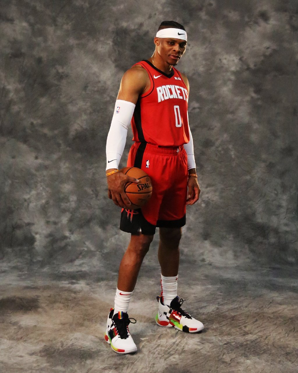 梅西天生内向！但因为足球、变成一个会主动演讲的领袖！（天性内向的梅西，被足球锻造成敢于发声的领袖）