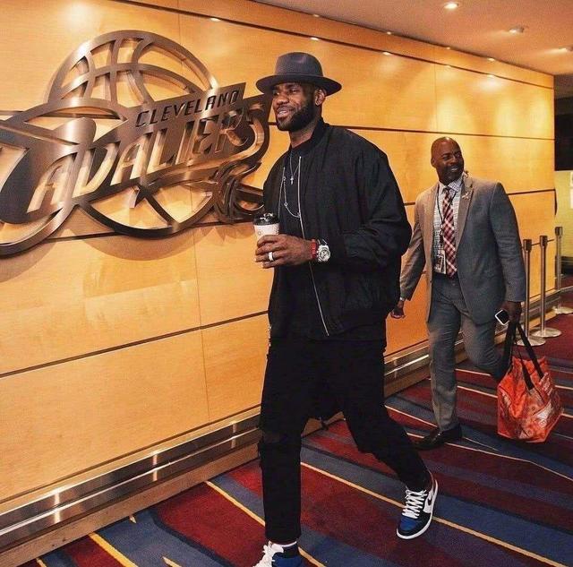 裁判录音显示，桑切特踢倒费尔明后说“这只是普通的铲球”（裁判音频曝光：桑切特踢翻费尔明后辩称“只是一次普通铲球”）