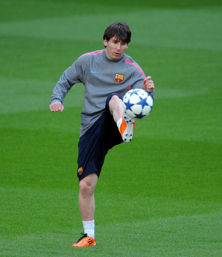 詹姆斯生涯第20场圣诞大战！507分圣诞得分王 四项数据第一（詹姆斯圣诞夜第20战：507分登顶得分王，四项数据领跑）