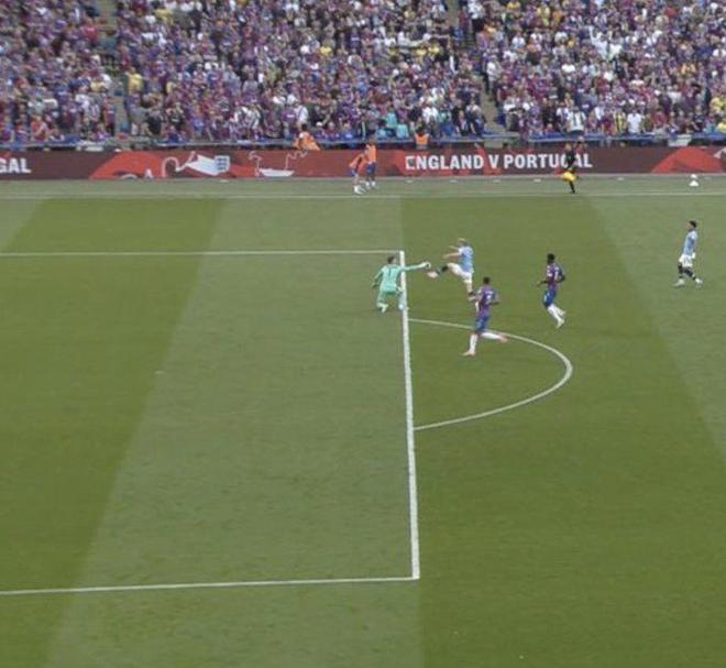 海兰德展现精湛技艺，突破低手分球技惊四座（海兰德秀出高超球技，突破后低手妙传惊艳全场）