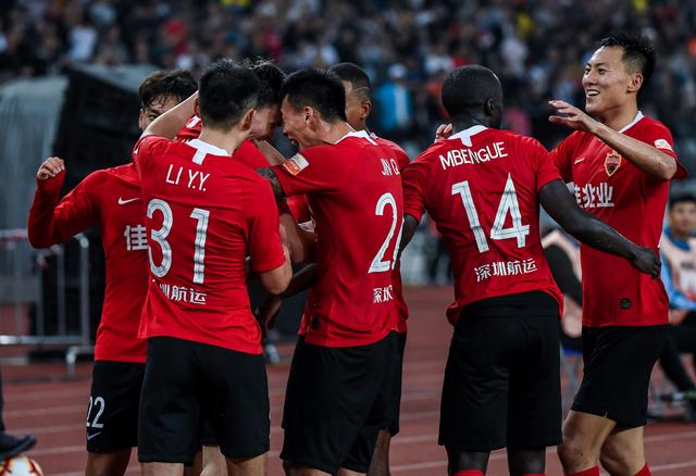 不在状态！奎因半场10中4拿到8分 有3失误4犯规（状态低迷！奎因半场10投4中仅得8分，3次失误+4次犯规）