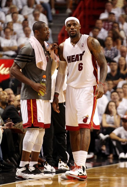 防守不稳，皇马近3场比赛场均被射门15次，此前14场仅为9.7次（皇马防线松动：近3战场均被对手射门15次，前14场仅9.7次）