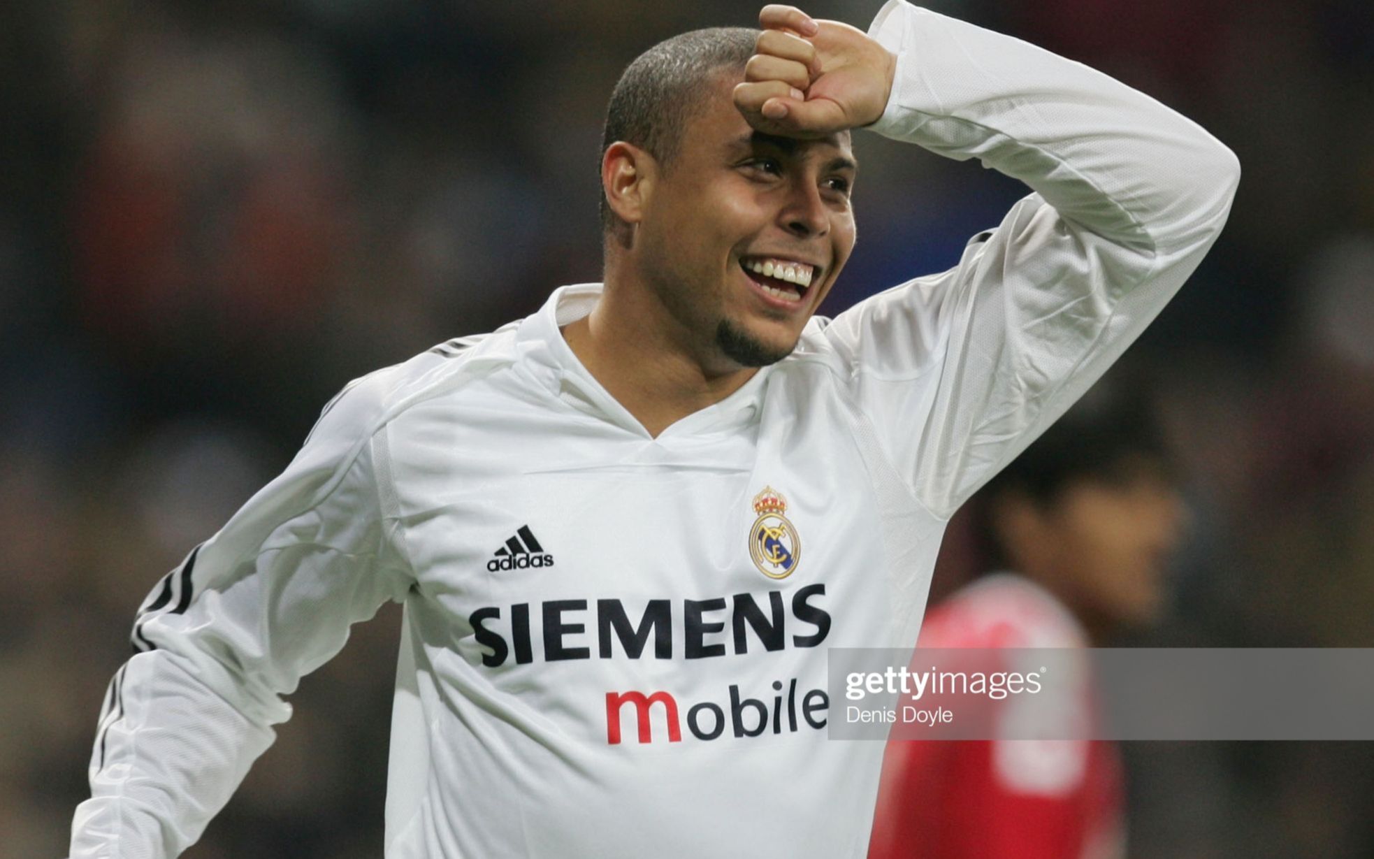 媒体人：阿奇姆彭很职业、不惹事，配得上在中超挣得每一分钱（媒体人称阿奇姆彭职业自律、不惹事，在中超的每一分收入都物有所值）