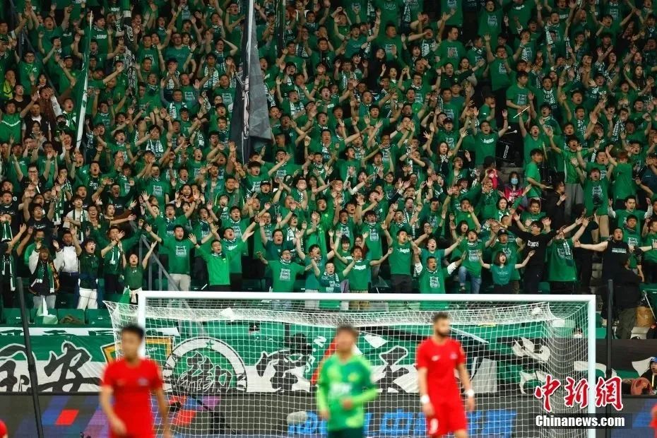 AC米兰内线强攻摧毁对手（AC米兰中路强攻击溃对手）