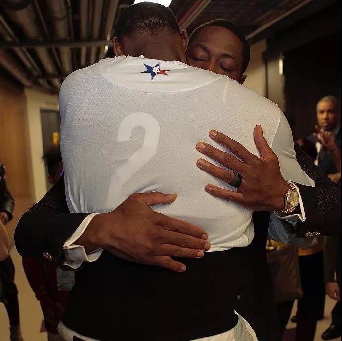 今晚战卫冕冠军！媒体人晒上海主帅卢伟与洛夫顿交流（今夜对阵卫冕冠军！媒体人分享上海主帅卢伟与洛夫顿互动）