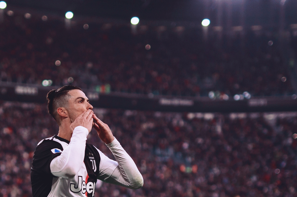 他是从谷底往上爬的那种人（他是那种从低谷逆袭的人）